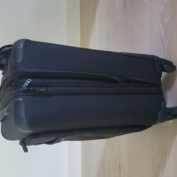 Tumi Continental Expandable 4-Wheel Carry-On Spinner Cabin Luggage - Picture 3 of 13